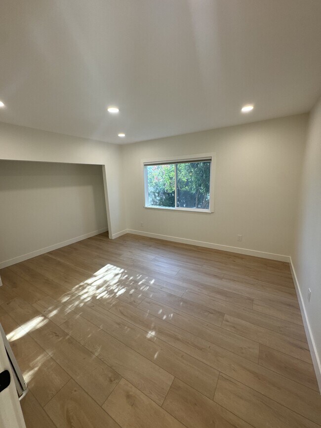 Building Photo - 1034 Calle Las Trancas