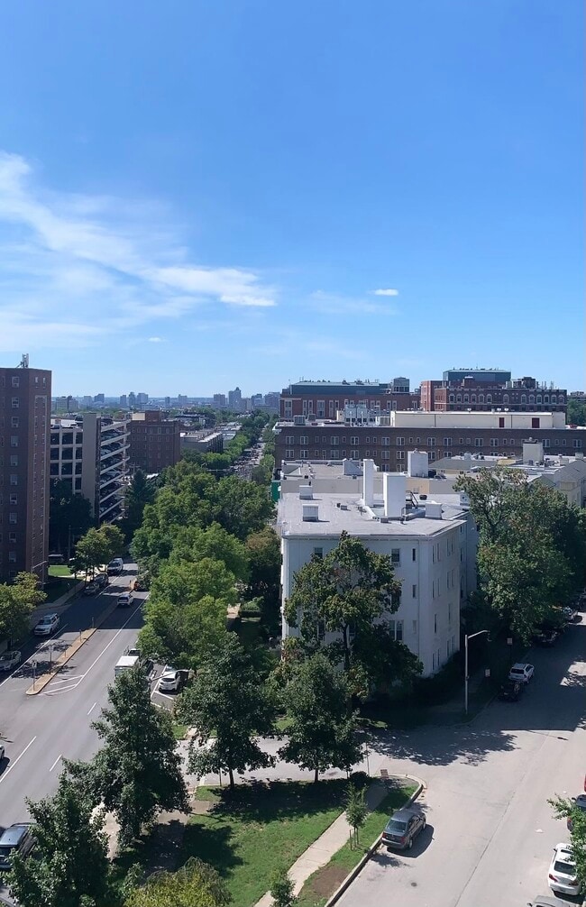 Building Photo - 1 E University Pkwy