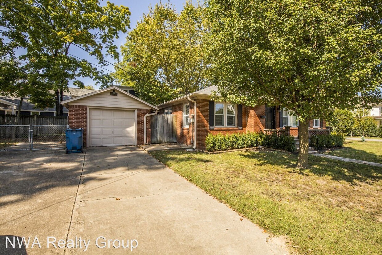 Primary Photo - 3 br, 2 bath House - 302 SW "C" Street
