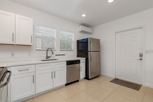 Building Photo - 2350 Parker Ave