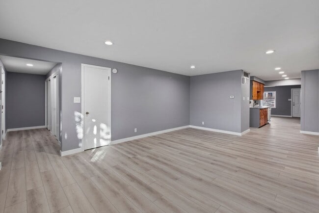 Building Photo - 3 Bedroom 1 Bath Duplex