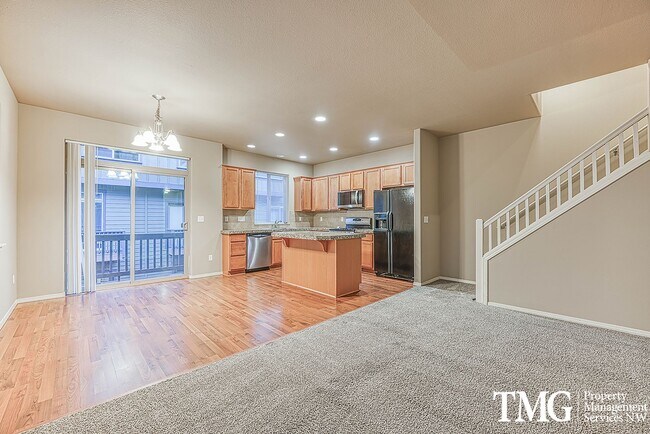Foto del edificio - Gorgeous Four Bedroom Townhome in Hillsboro!