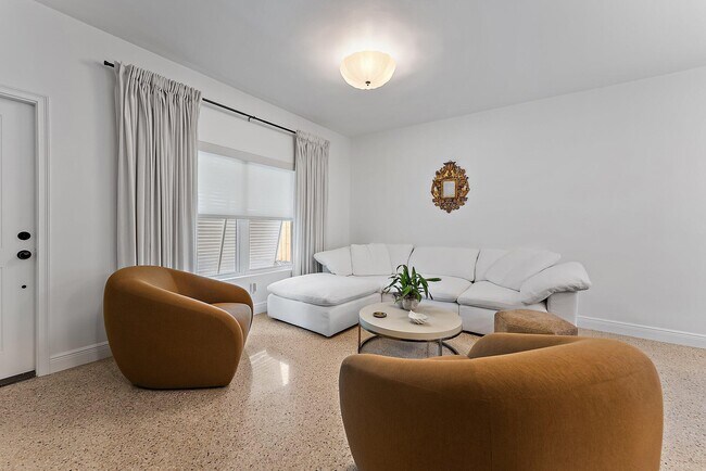 Foto del edificio - 513 E Whitney Dr