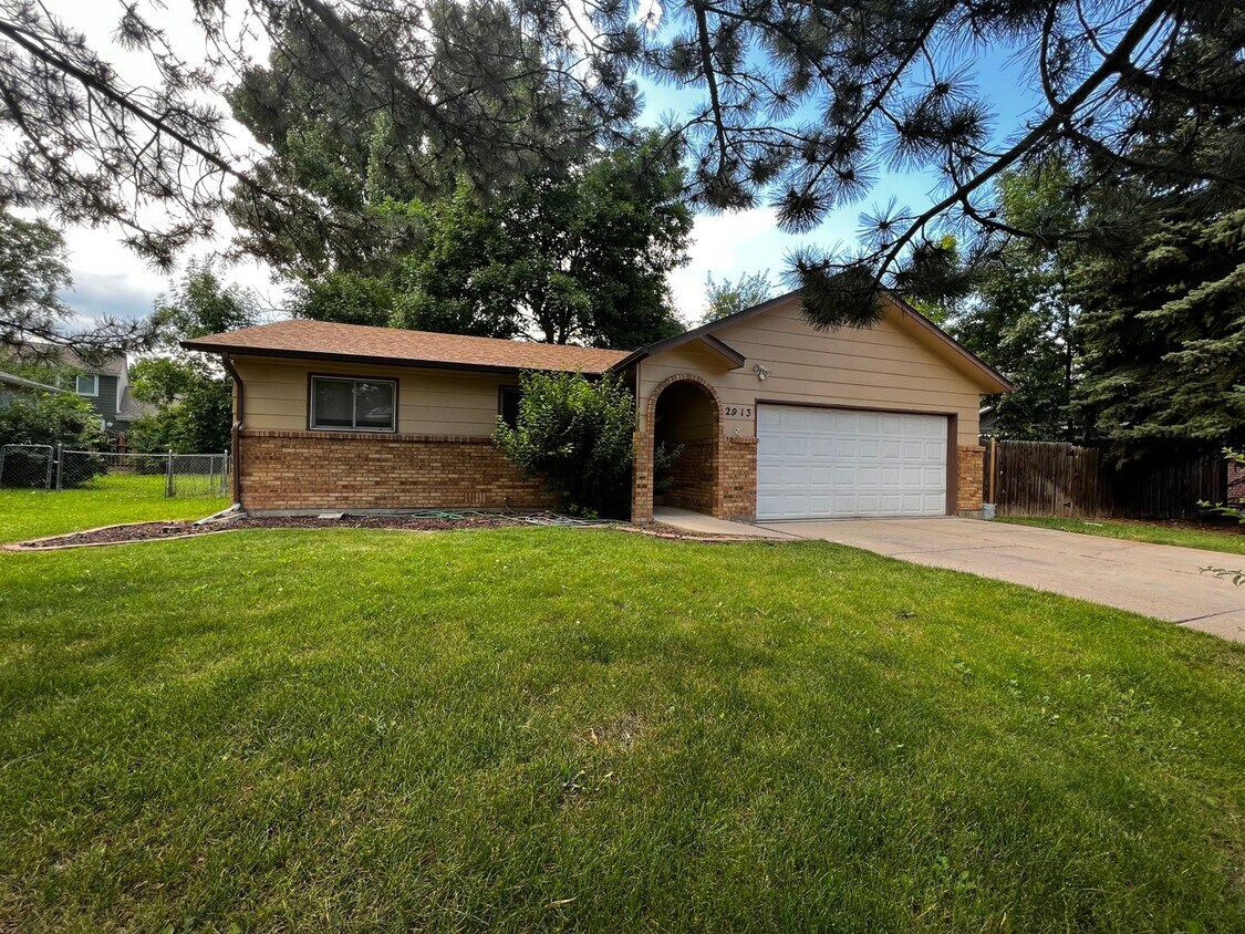 Foto principal - 3 Bedroom 2 Bathroom Ranch Style Home!
