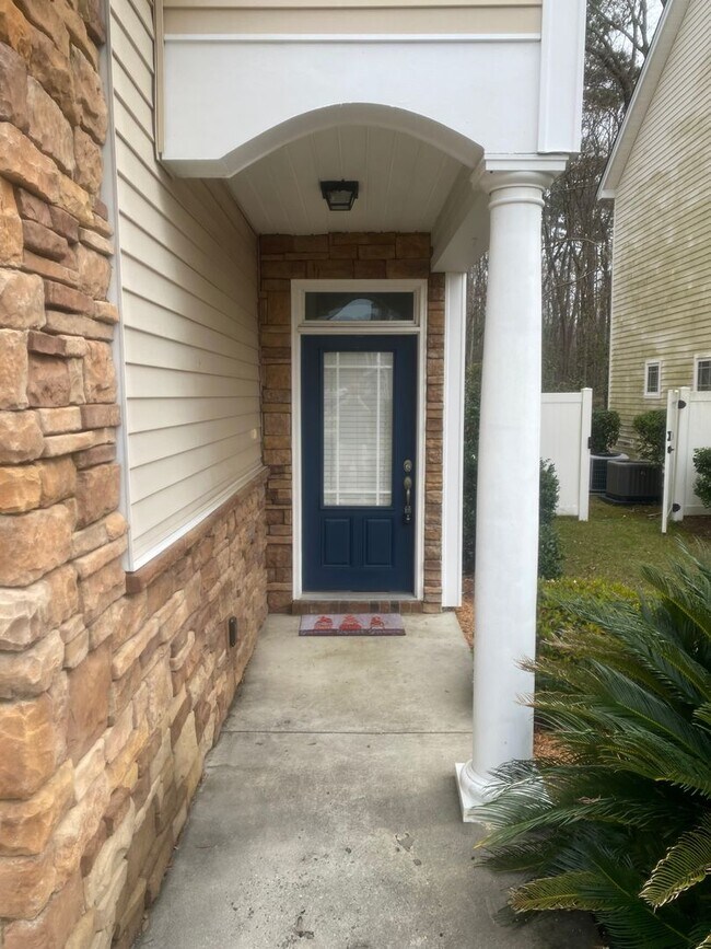 Building Photo - In the Heart of The Hill - 1/2 off 1st months rent with a lease signed by June 30th.
