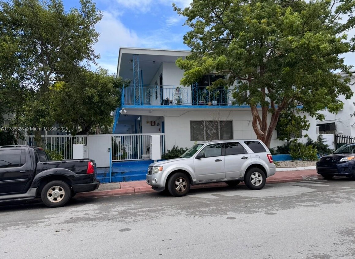 Foto principal - 7725 Byron Ave