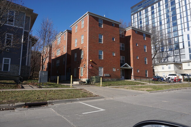 Building Photo - 517 S Linn St