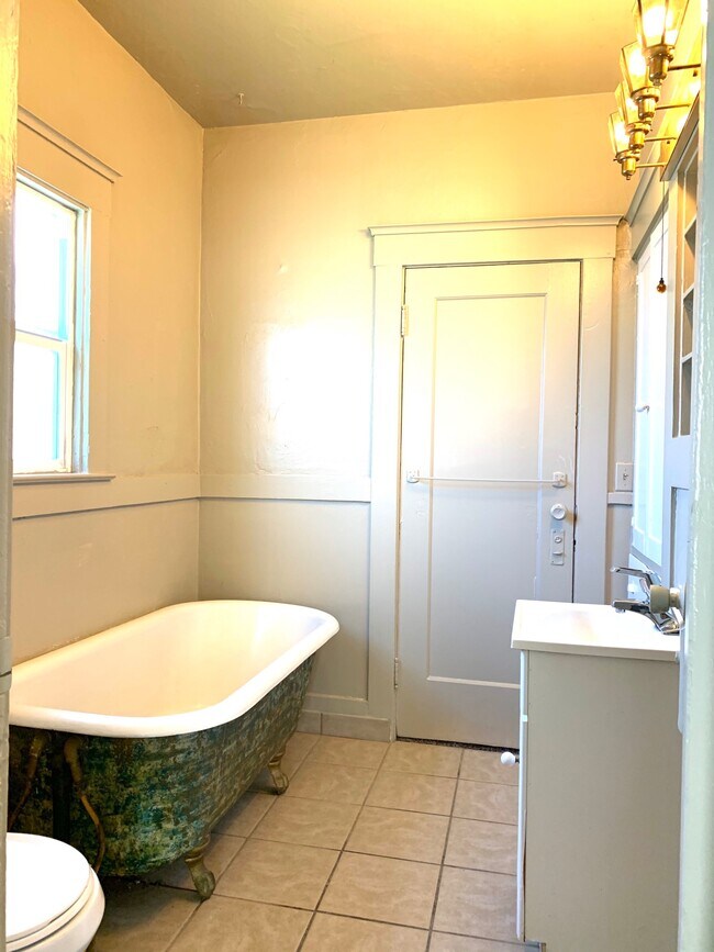 Foto del edificio - 964 W 21st St
