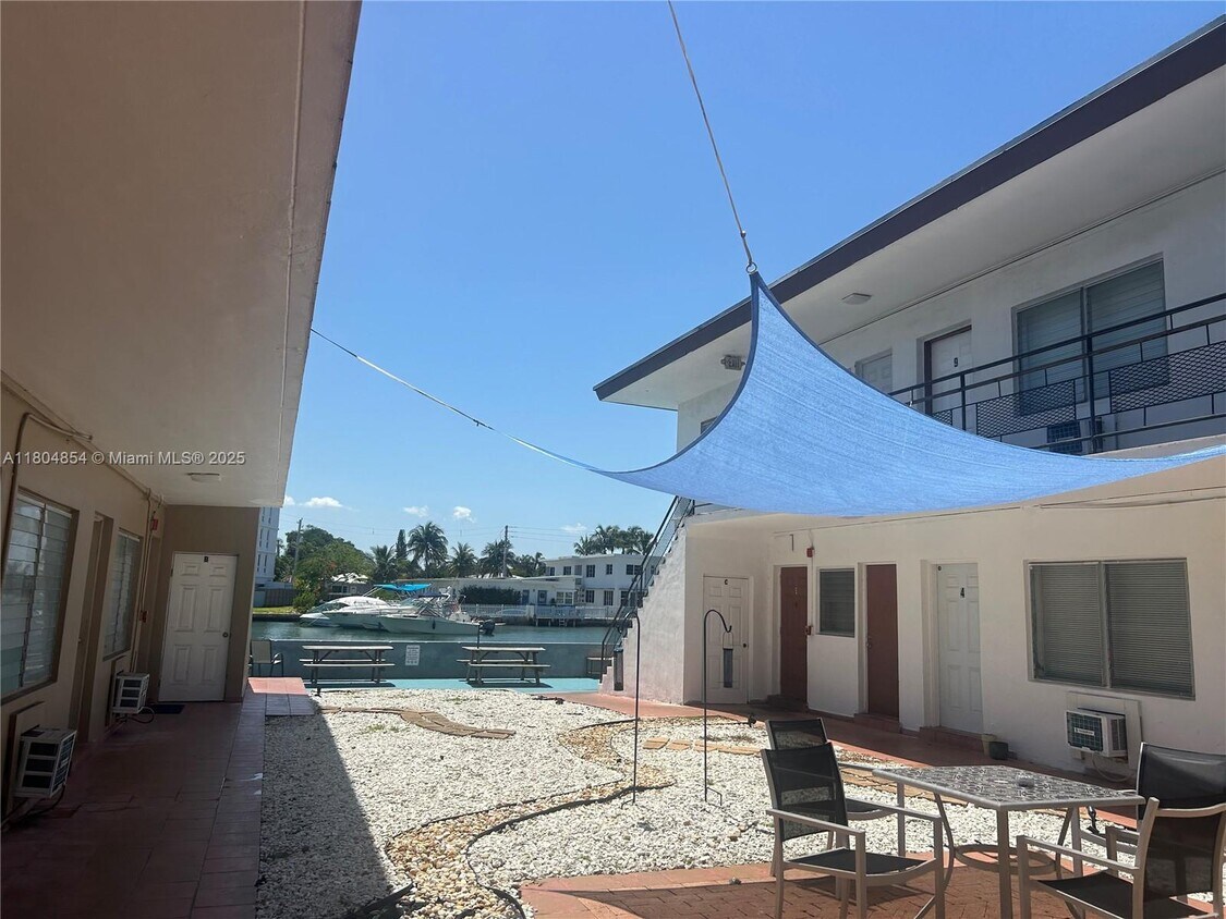 Foto del edificio - 8210 Byron Ave