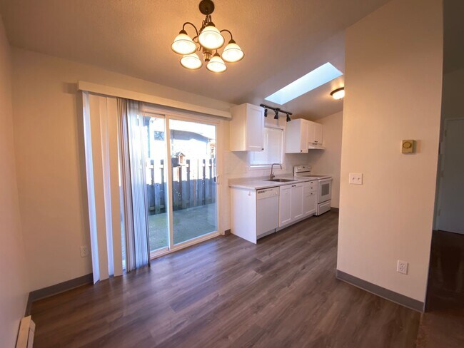 Foto del edificio - 2 Bedroom House with Fenced in Back Yard!