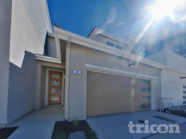 Building Photo - 6 Adella Pl