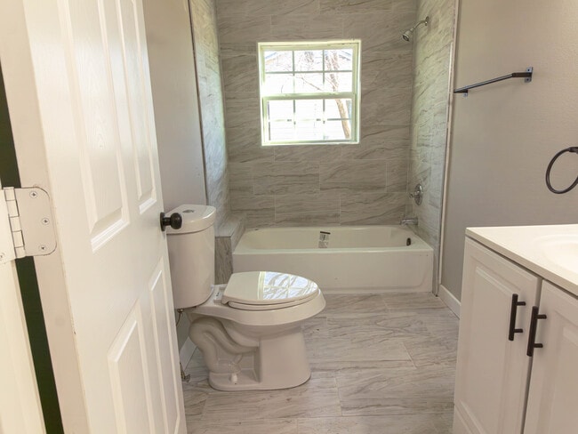 Building Photo - 981 W Oak St