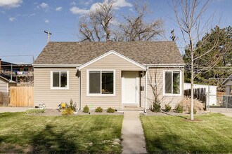 Building Photo - 1370 Xanthia St