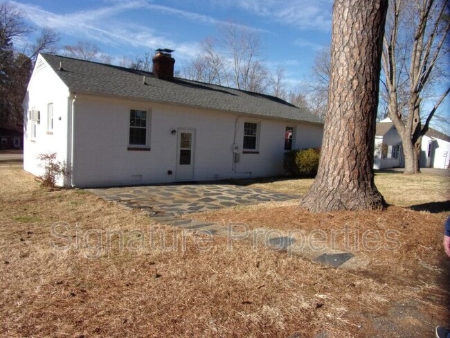 Foto del edificio - 8329 Meadowbridge Rd