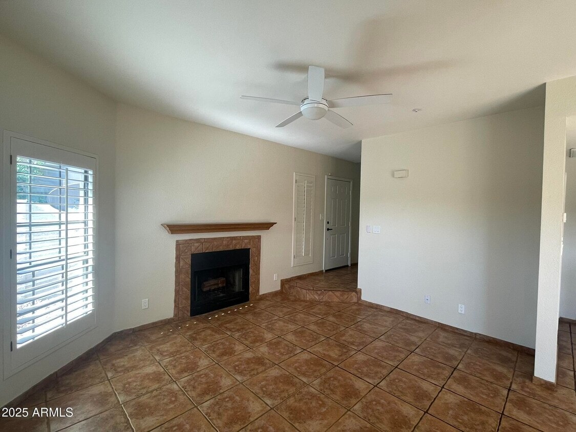 Primary Photo - 1124 E Rose Ln