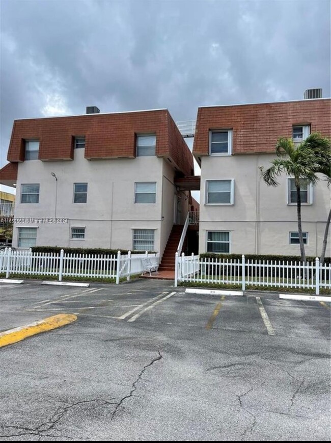 Building Photo - 1560 W 46th St
