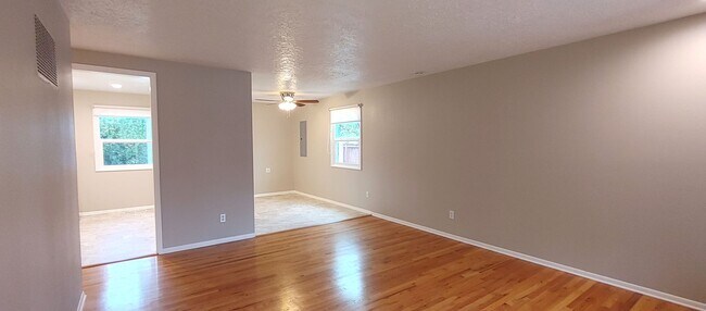 Foto del edificio - Darling Updated 3 Bedroom Ranch Located a Block from Glenwood City Park and Just a few Blocks fro...