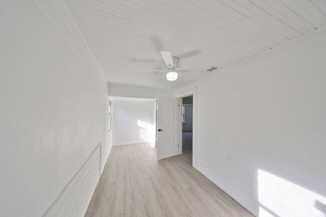 Building Photo - Remodeled 2 Bed 1 Bath Home Rental