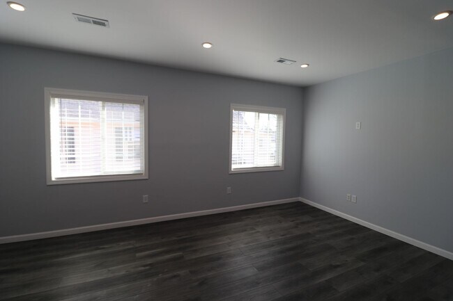Building Photo - Complete remodel ready for rent!