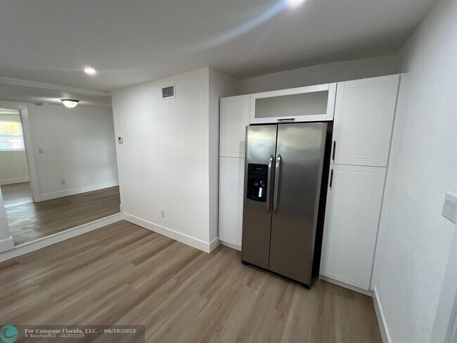 Foto del edificio - 10540 NW 28th Ave