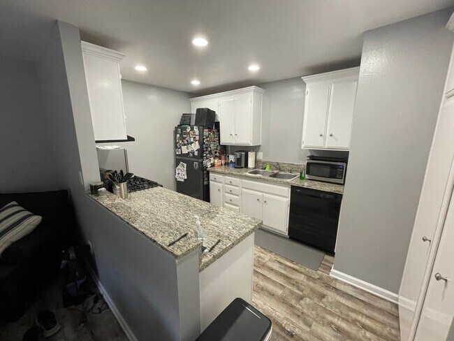 Building Photo - Amazing 1 Bedroom Huntington Beach Condo in Gated Community