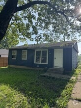 Building Photo - 826 SE Eastgate Dr