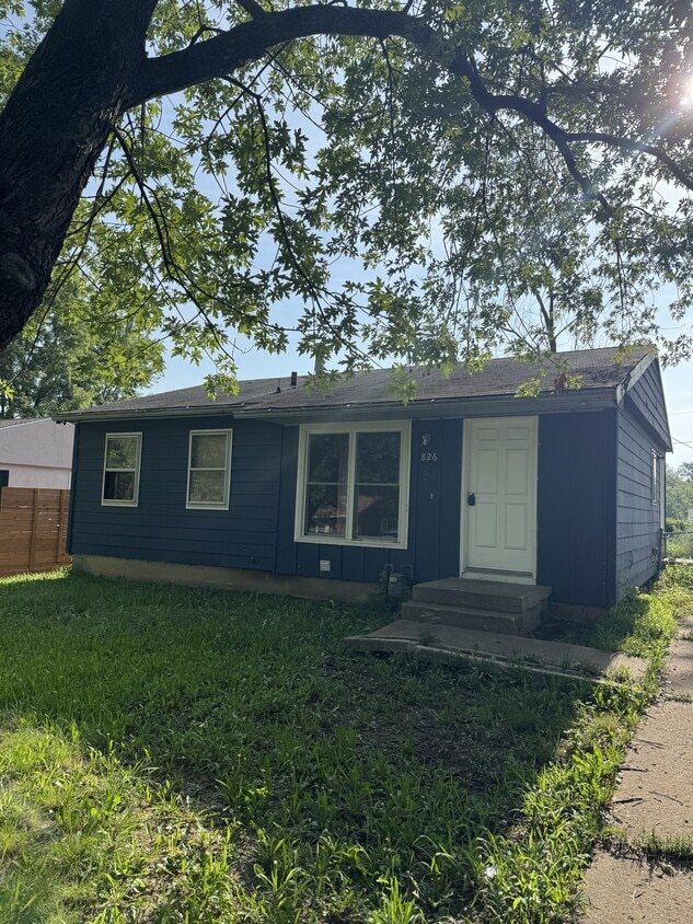 Primary Photo - 826 SE Eastgate Dr
