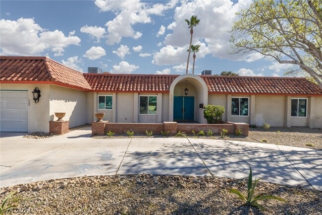 Building Photo - 4201 Greenhill Dr