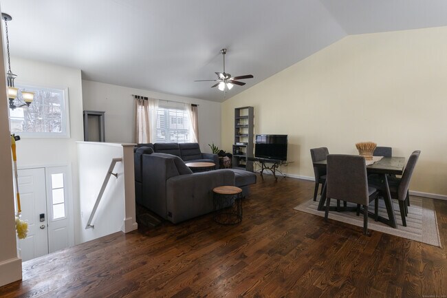 Building Photo - 106 Shadybrook Ln