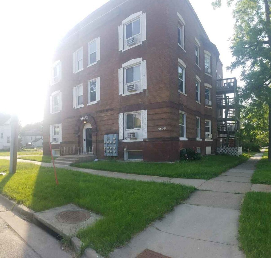 935 W 3rd St Unit 1, Waterloo, IA 50701 Apartment for Rent in