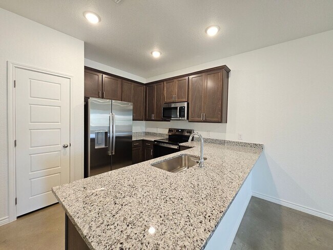 Building Photo - 604 Pacific Crest Trl