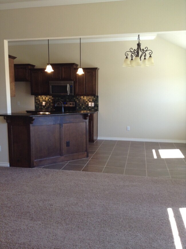 Foto del edificio - REDUCED RENT & NEWLY PAINTED: Great 3-Bed,...