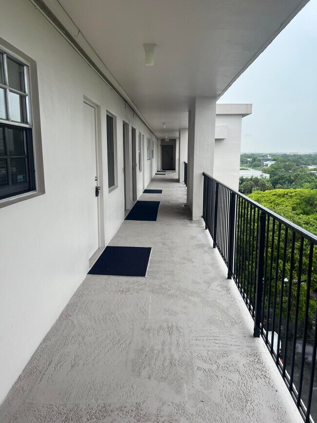 Foto del edificio - 3300 N Palm Aire Dr