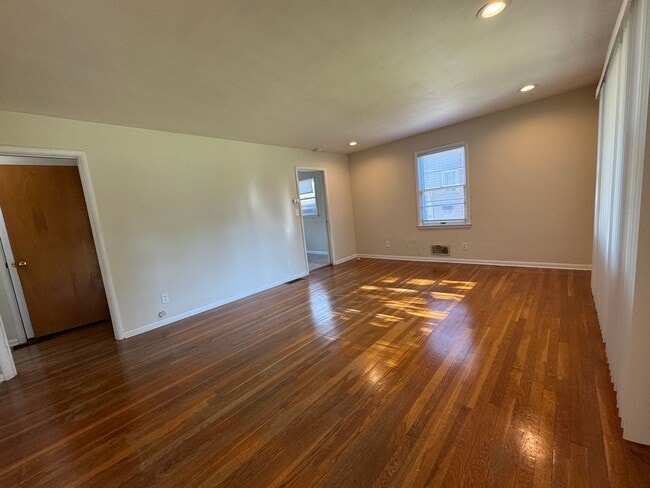 Building Photo - Brick Charm: Spacious 3 Bed, 1 Bath Home w...