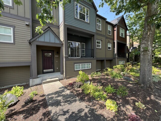 Foto del edificio - Distinctive 3-Story Tigard Townhouse with Stainless Steel Kitchen, Vaulted Ceilings & Attached 2-...
