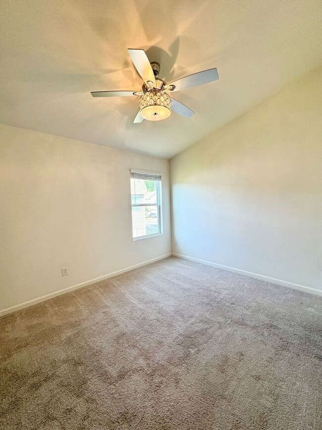 Building Photo - Lovely end-unit townhome!