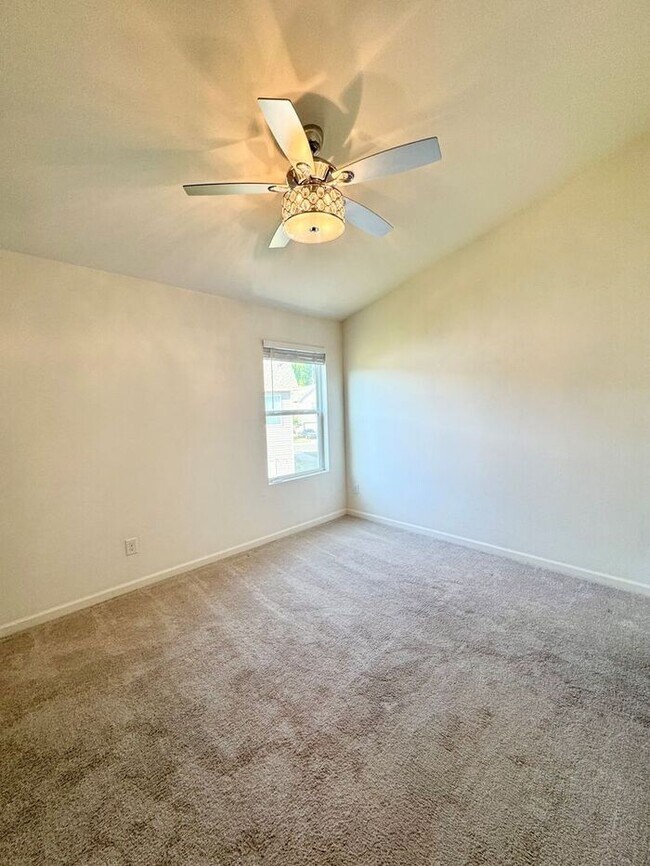 Foto del edificio - Lovely end-unit townhome!