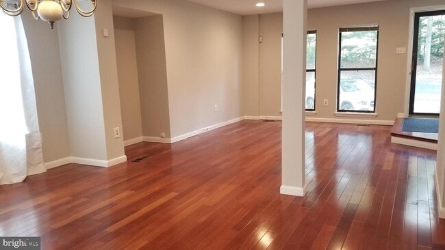 Building Photo - 5121 King Charles Way