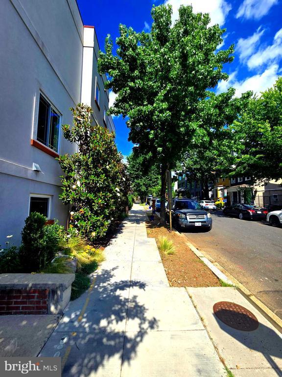 Foto del edificio - 757 Girard St NW