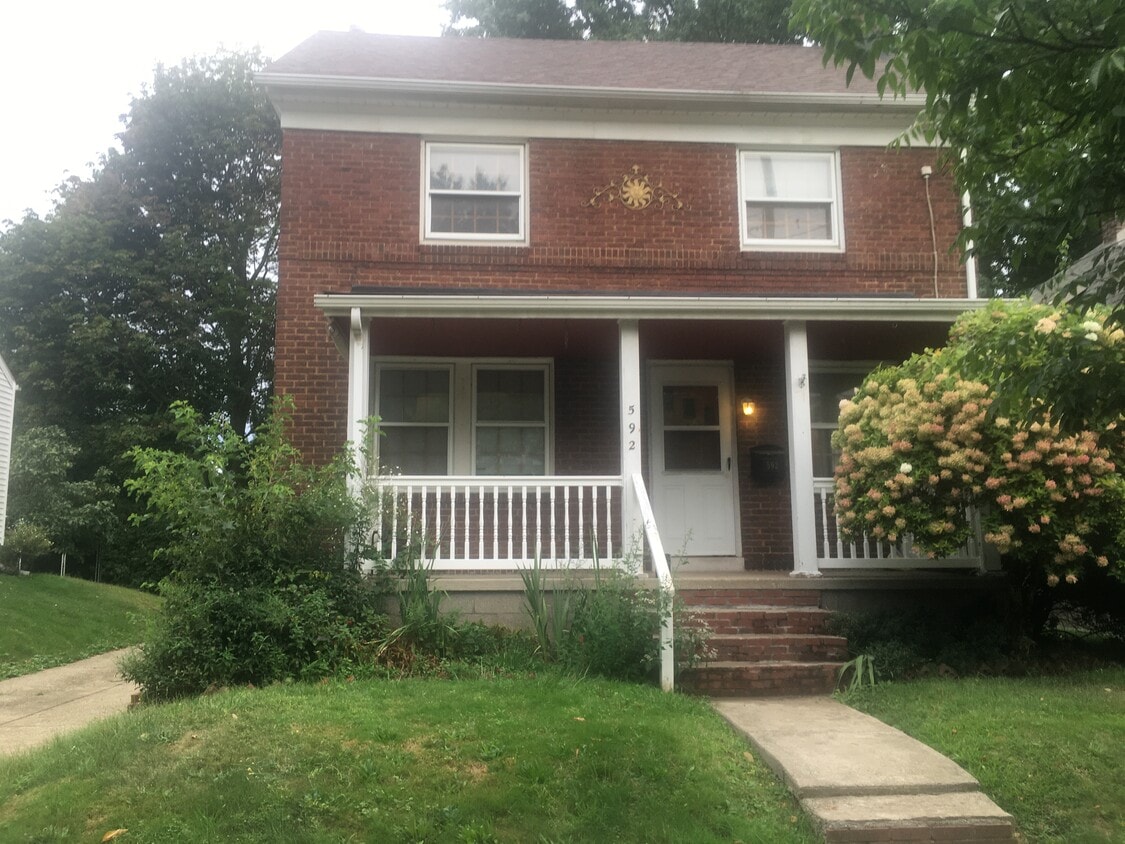 592 Lindell St, Akron, OH 44305 House for Rent in Akron, OH