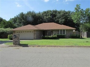 Building Photo - 6820 Stillmeadows Cir N