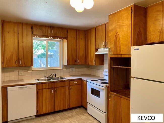 Foto del edificio - Great Three Bedroom, Close to Everything!