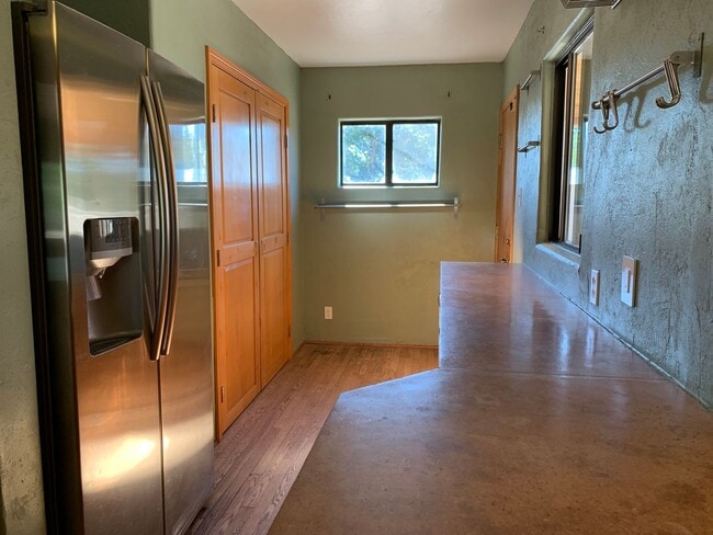 Building Photo - Splendid 4 Bedroom, 1.5 Bath Home Near Kirtland AFB! Available Now!