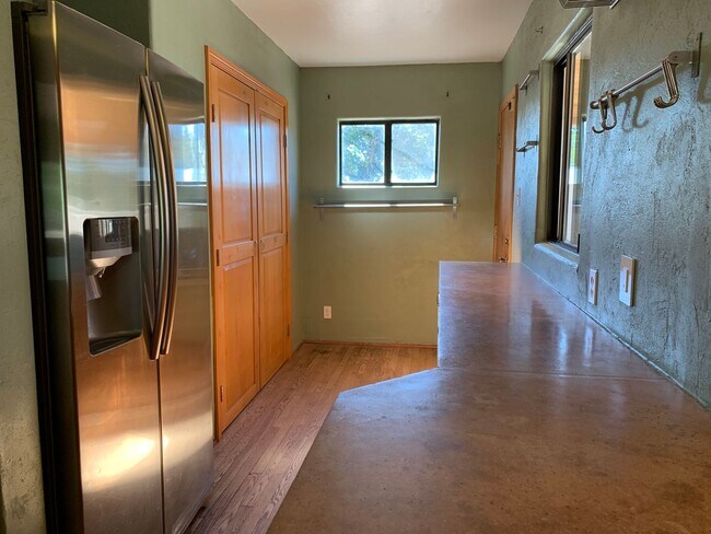 Foto del edificio - Splendid 4 Bedroom, 1.5 Bath Home Near Kirtland AFB! Available Now!