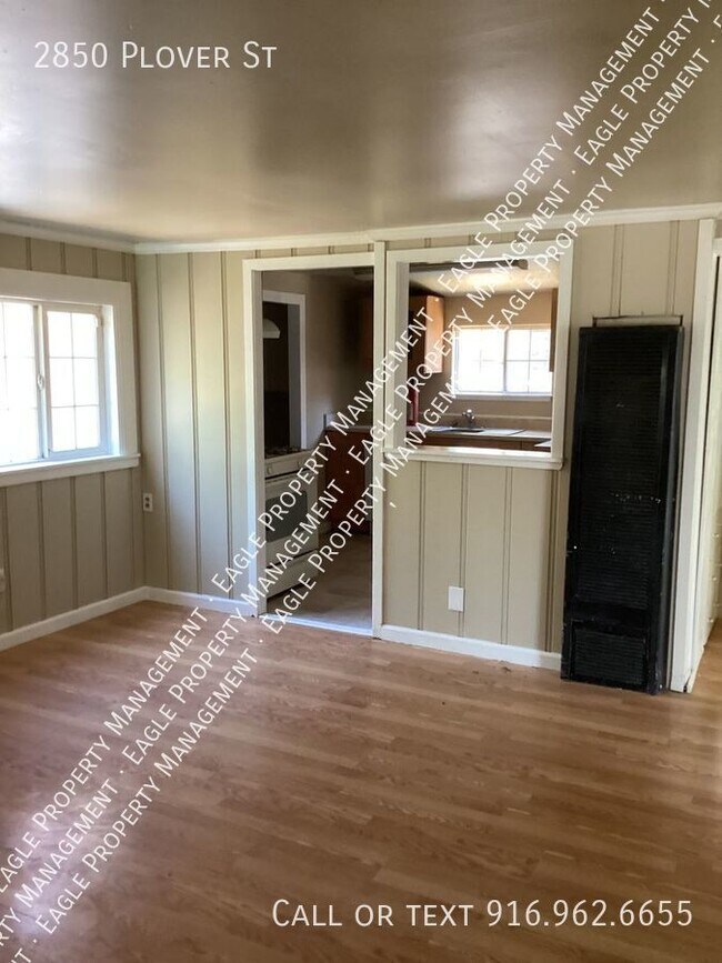 Building Photo - 2/1 refreshed home!