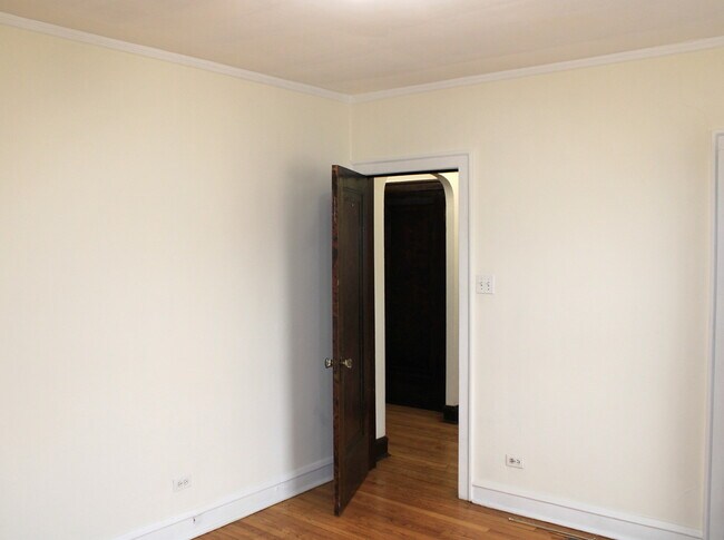 Foto del edificio - 3544 N New England Ave
