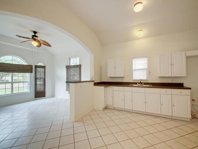 Foto del edificio - 4501 Leslie Ave