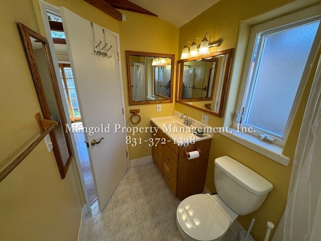 Building Photo - Newly Updated Studio Duplex with Vaulted C...