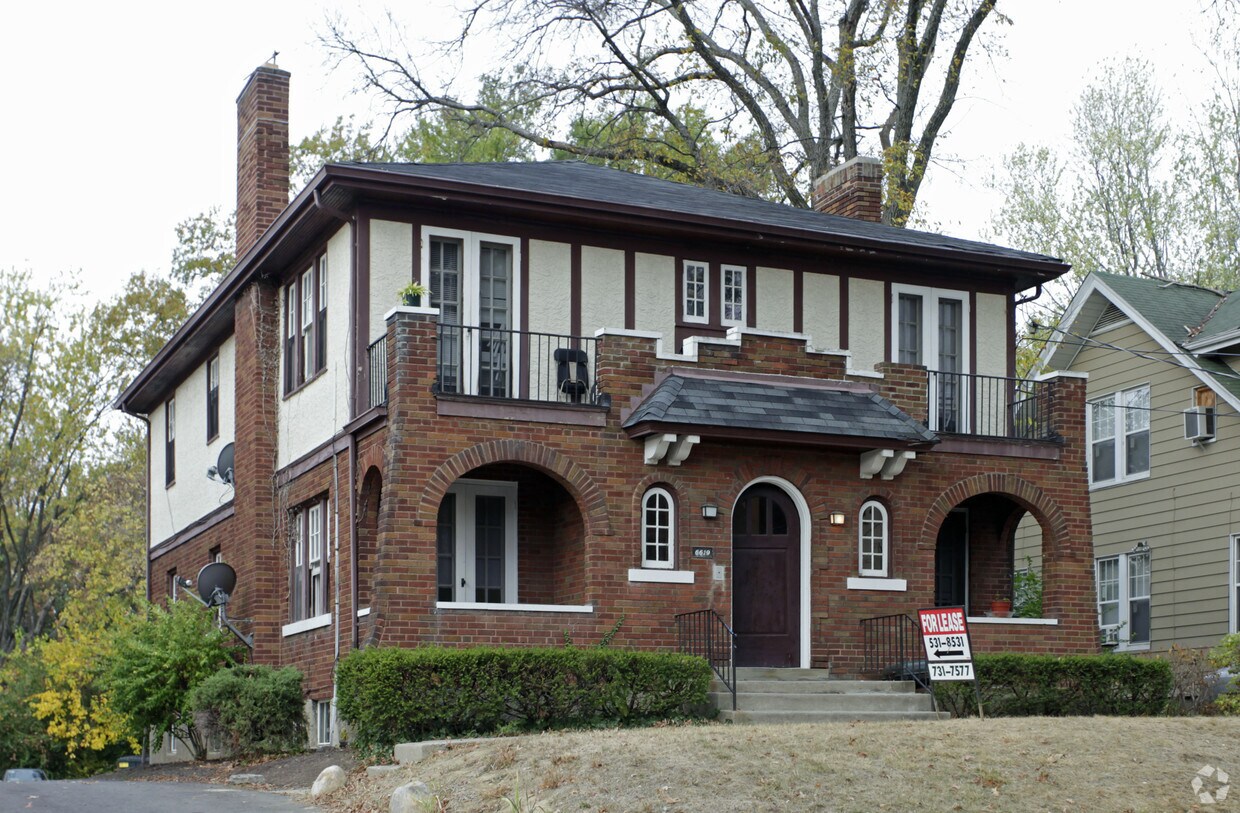 Primary Photo - Montgomery/Bantry Apartments