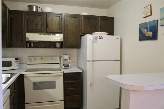 Foto del edificio - ANNUAL RENTAL 1/1 COMING SOON 55+